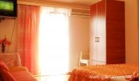 IZNAJMLJUJEM APARTMANE I SOBE U IGALU, частни квартири в града Igalo, Черна Гора